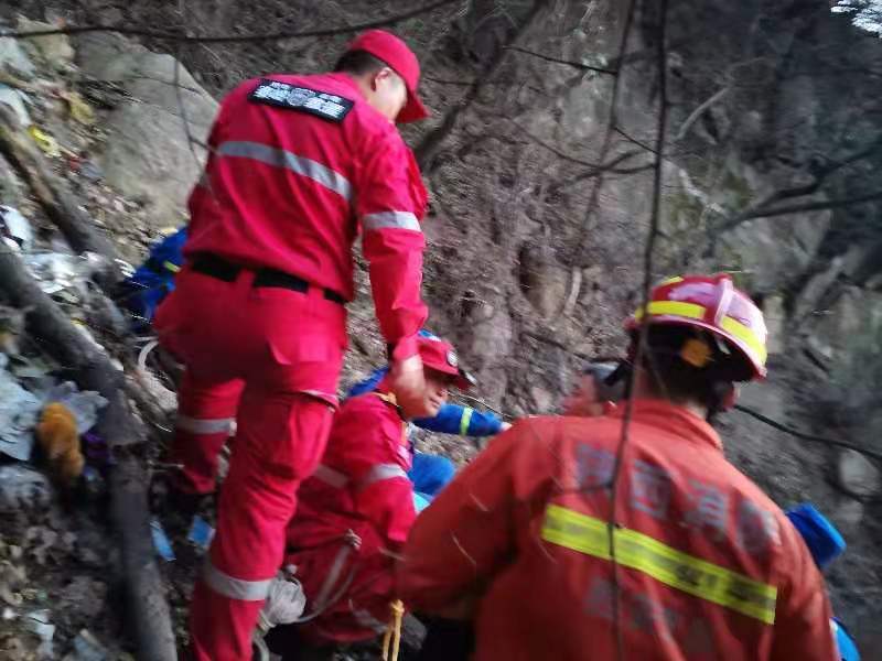 两人爬小五台山意外跌入山沟被困 西安救援队开新道施救