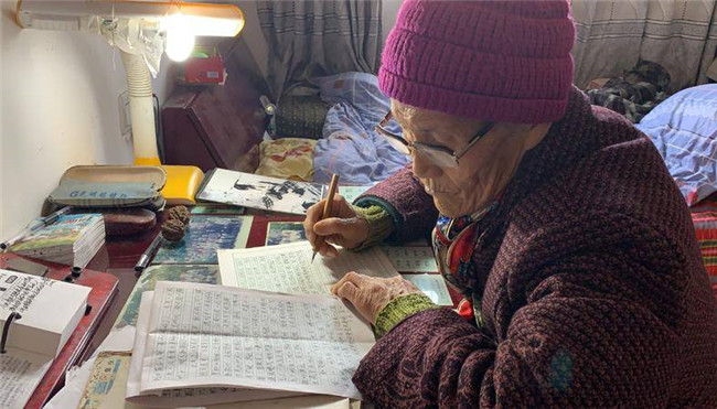 75岁农家奶奶一年写就2万字回忆录 因女儿想知道过去的事