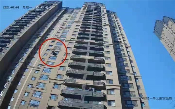 西安一男子与家人发生争执从21楼扔下电脑椅 差点砸中楼下业主