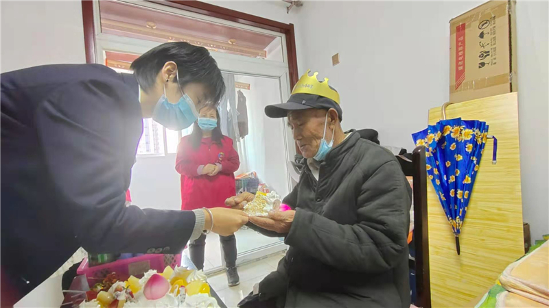 90后铜川小伙成立“暖阳志愿服务队” 为97岁独居老人过生日