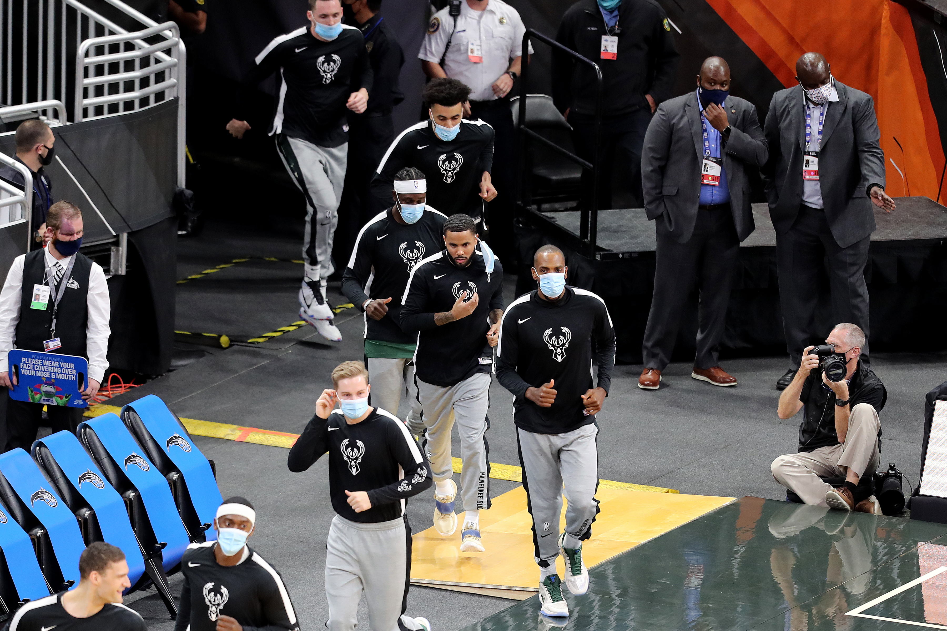 NBA此前规定球员在非比赛时间必须戴口罩。
