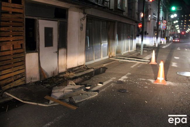 日本地震多地受灾：山地滑坡、墙体脱落，地下污水喷涌而出