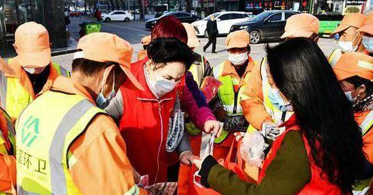 陕西志愿者慰问“城市美容师” ：环卫工人是好样的 多向他们学习