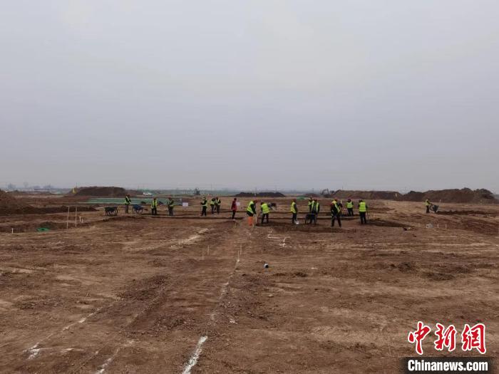 西安机场三期扩建“变”考古现场发现古墓葬3500余座