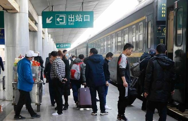 春节期间西安火车站日均发送3000余人 大年初六升至2万余人