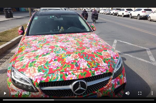 西安一奔驰车贴“花被面” 围观群众：颜色是真土 车是真豪华