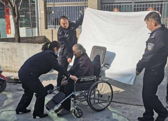 87岁老人长期瘫痪在床 周至户籍民警上门为其办理身份证    ​    ​