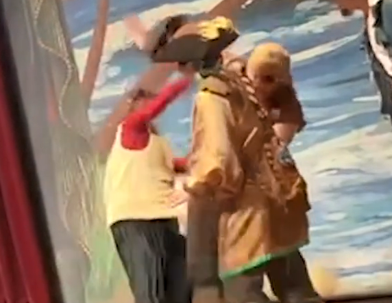 上海迪士尼一游客殴打辱骂演员 警方：肇事者为急性精神病障碍