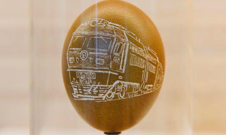 西安高铁司机蛋壳上雕刻火车头 工作与爱好完美结合