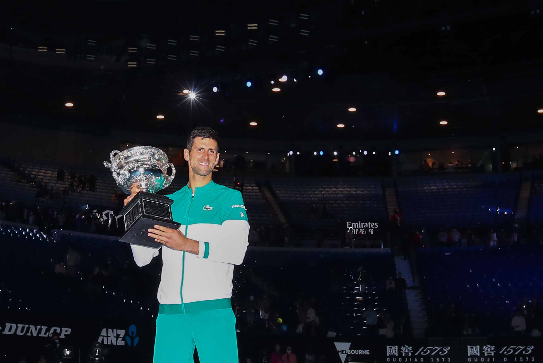 德约第九次捧起澳网冠军奖杯。
