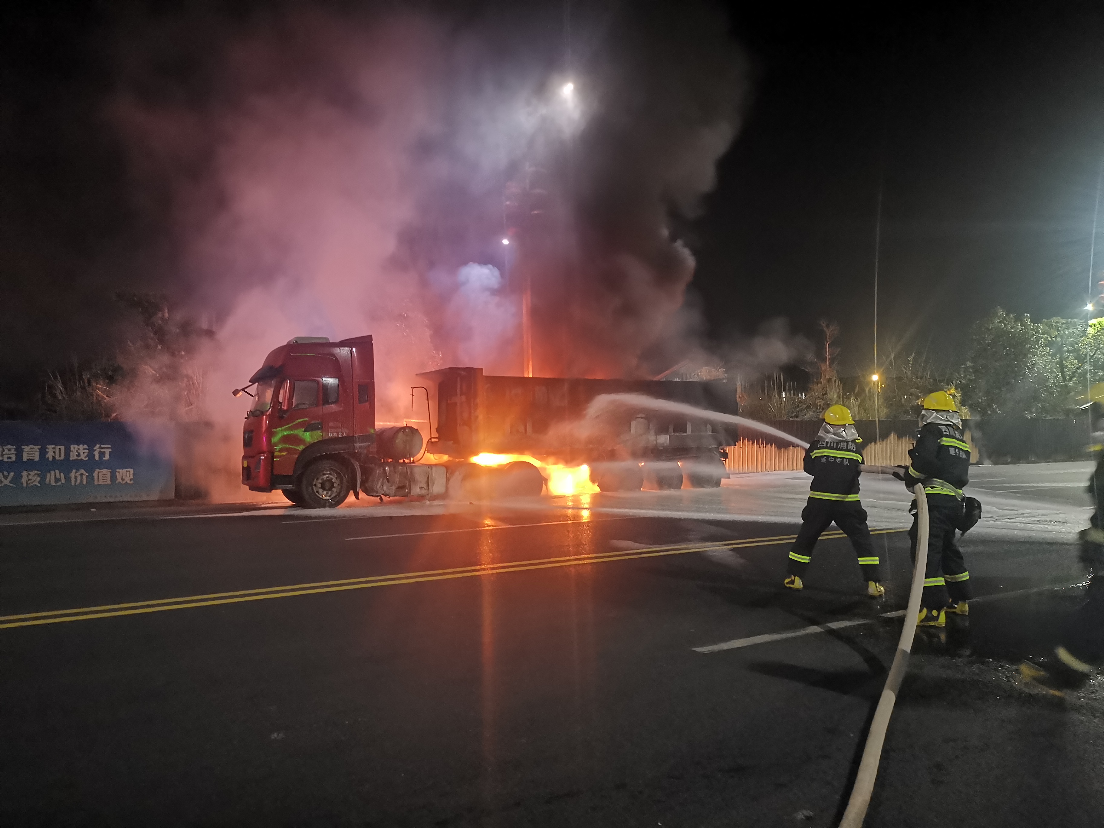 四川遂宁一货车与轿车相撞形成30米流淌火 5人受伤