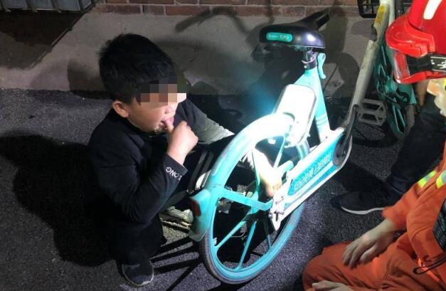 调皮！9岁男童手卡共享单车链条内 西咸消防10秒解救