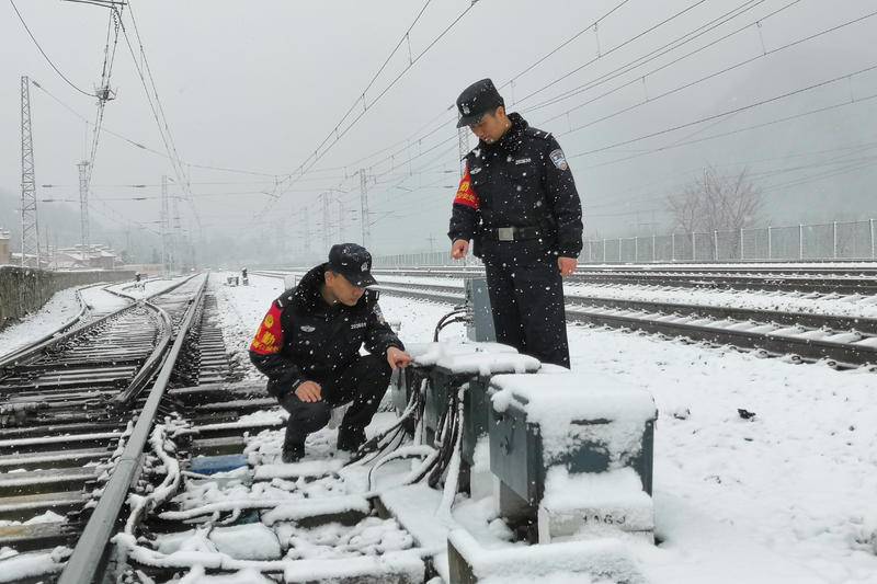 宝鸡秦岭山区普降大雪：西安铁警护航旅客平安出行