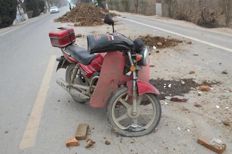 为少跑多拉将建筑垃圾倾倒路中间 53岁男子骑摩托车撞上垃圾堆重伤