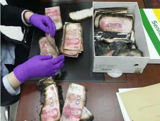 渭南一男子家中着火4万元现金被烧 鞋盒装破钞至银行损失挽回