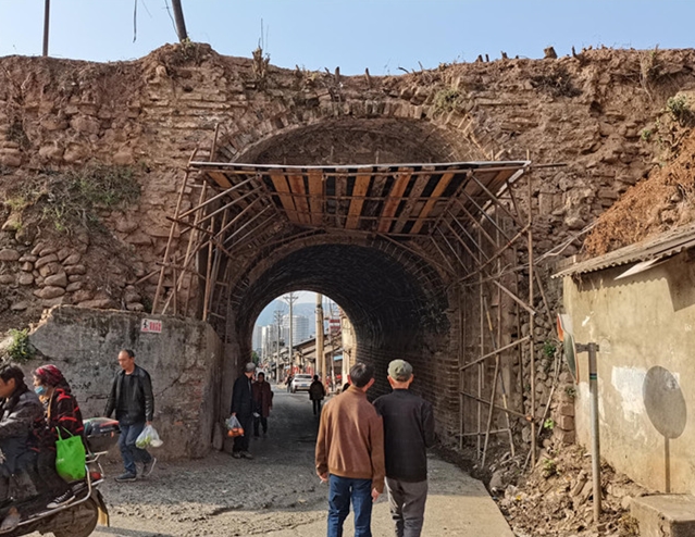 600多年历史古城门年久失修濒临垮塌 西昌：年底完成修缮