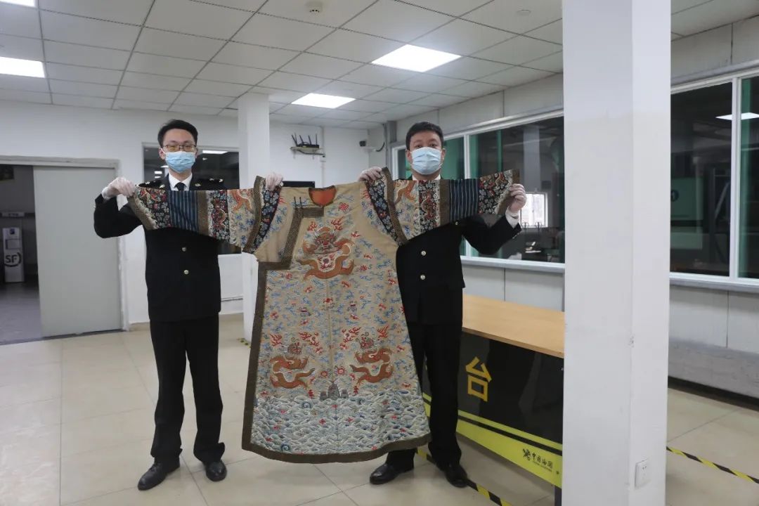 杭州海关查获15万清代龙袍 申报填写为“棉质刺绣女装上衣”