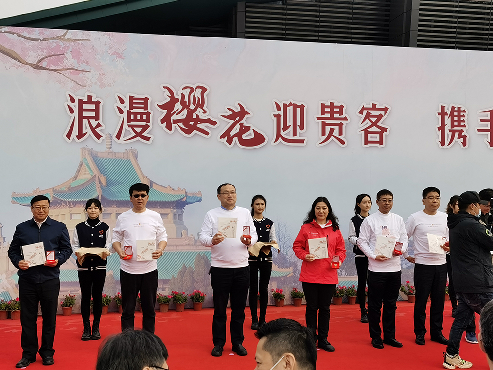 武汉大学为每个援鄂医疗队员颁发一枚“武汉大学致敬抗疫英雄”徽章。