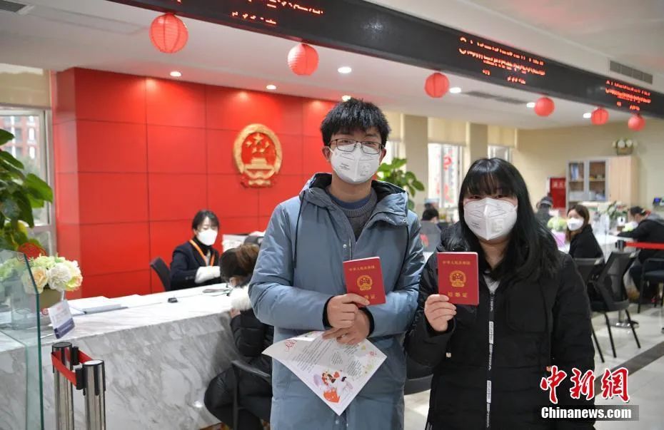 2020年2月14日，许多新人前往办理婚姻登记。刘忠俊 摄