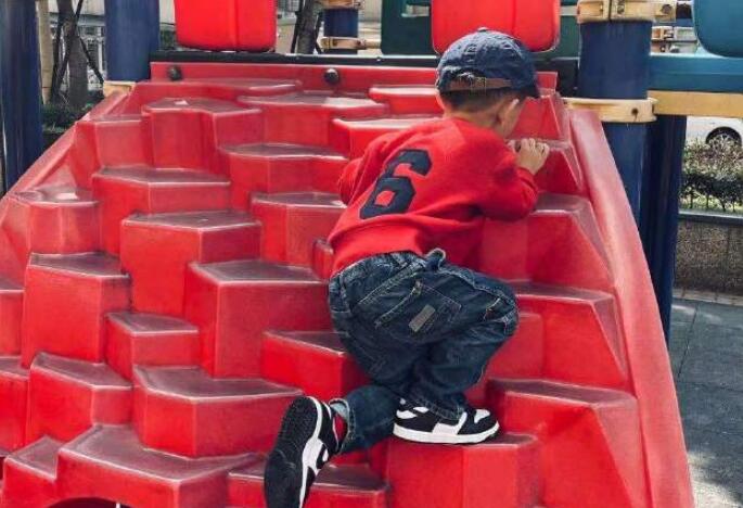 余文乐晒儿子玩滑梯照片 感慨"一切都是最好的安排"