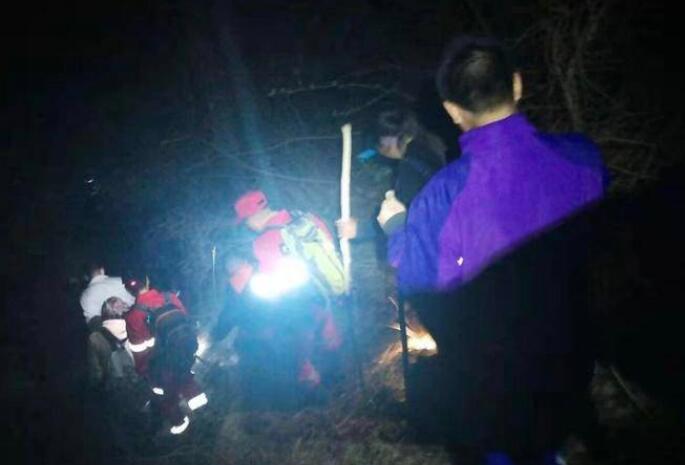 两大两小被困秦岭子午峪 找到人时救援人员的头灯也没电了
