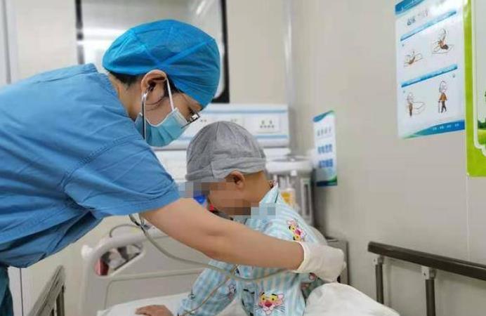 陕西4岁女童骨髓移植救9岁姐姐 还鼓励姐姐“加油”