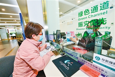 西安首批20家 “适老化”银行网点 配备血压仪、老花镜等设施