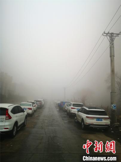 3月26日早晨，哈尔滨市出现能见度小于200米的强浓雾天气。　田少东 摄