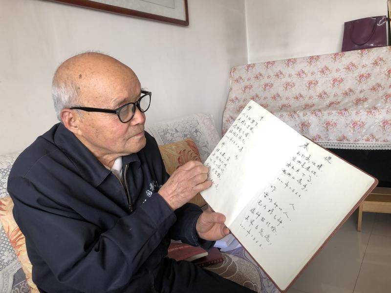 从小受柳青鼓舞 西安81岁退休老教授写了1万余首诗