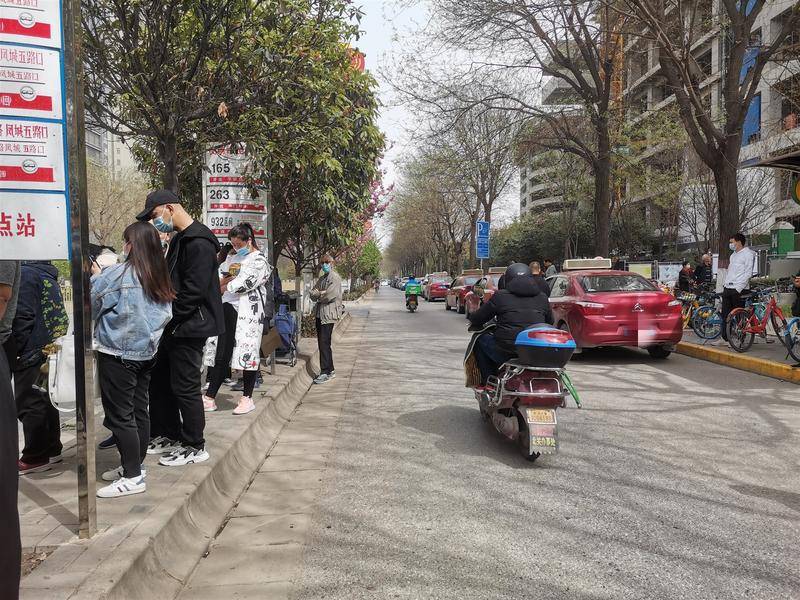西安凤城五路口高陵出租车扎堆揽客 屡禁不止市民盼整治