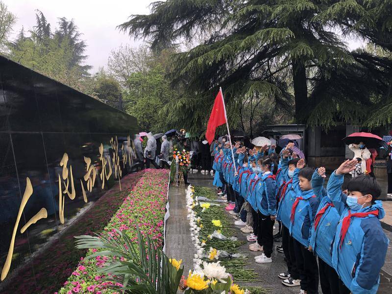 雨纷纷 社会各界人士在西安烈士陵园祭奠缅怀英烈