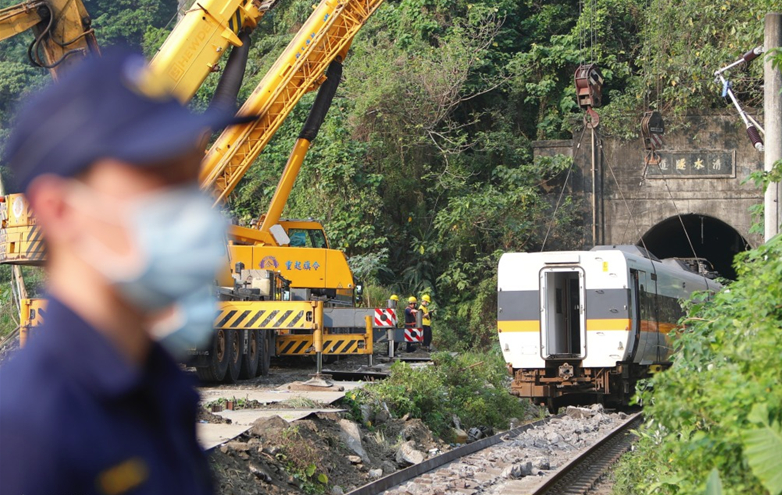 台湾脱轨事故列车损毁车厢被吊起并移出隧道