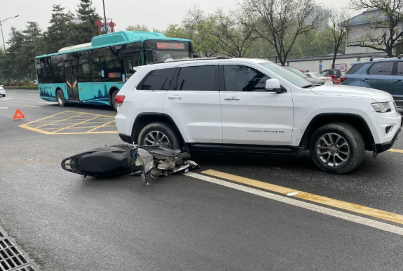 突发！西安长安南路一电动车与汽车相撞 未造成人员伤亡