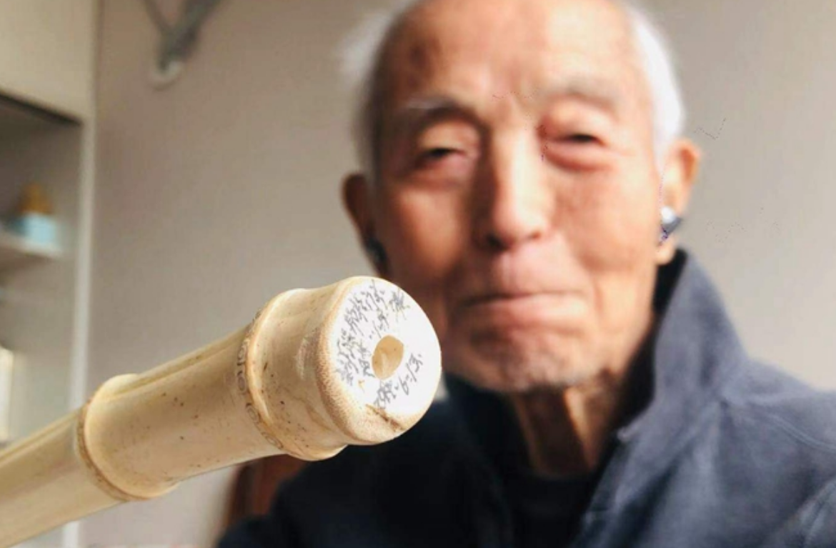 自得其乐！西安86岁老人捡树种 97岁老人“遛棍子”