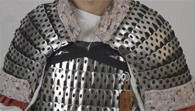 陕西大学生用两千余个铁片自制盔甲耗时两年 花费数千元