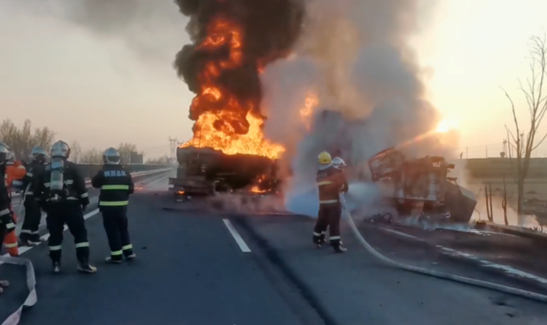 榆林一柴油罐车高速路侧翻爆炸起火 现场火势凶猛