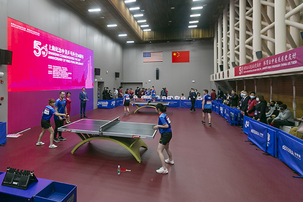 4月10日，中美选手参加乒乓球友谊赛。 当日是中美乒乓外交50周年的纪念日，上海纪念中美乒乓外交50周年系列活动在国际乒乓球联合会博物馆和中国乒乓球博物馆举行。新华社  图