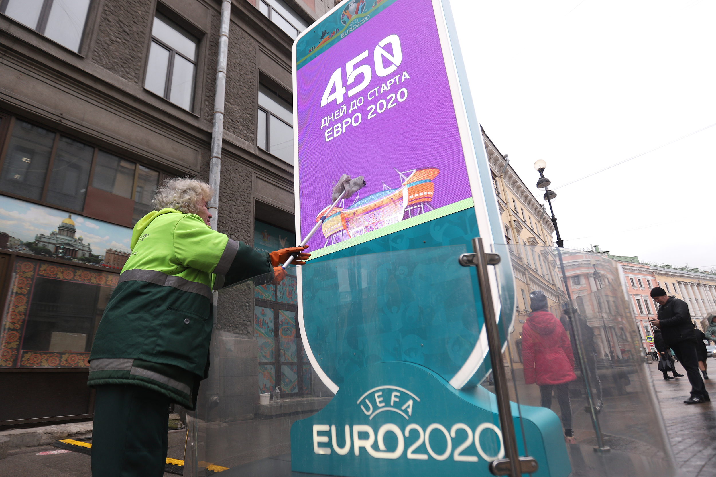 莫斯科工人清洗欧洲杯宣传标志。