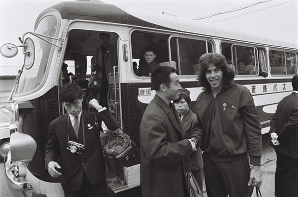 1971年4月，日本名古屋，第31届世界乒乓球锦标赛期间，中国乒乓球队选手庄则栋（左）与美国乒乓球队选手格伦·科恩（右）握手交谈。人民视觉  资料图