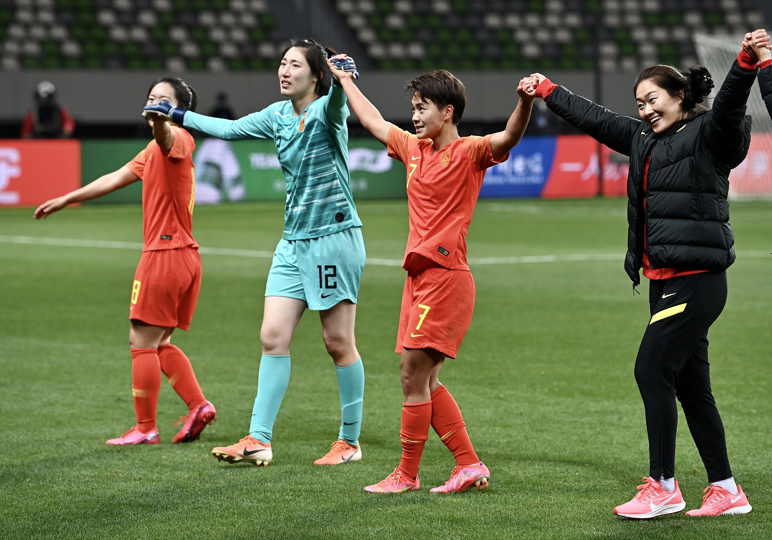 中国女足赛后感谢球迷。