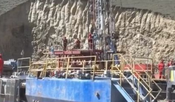 新疆煤矿事故救援：首个打孔点预计1至2小时后开始钻孔作业