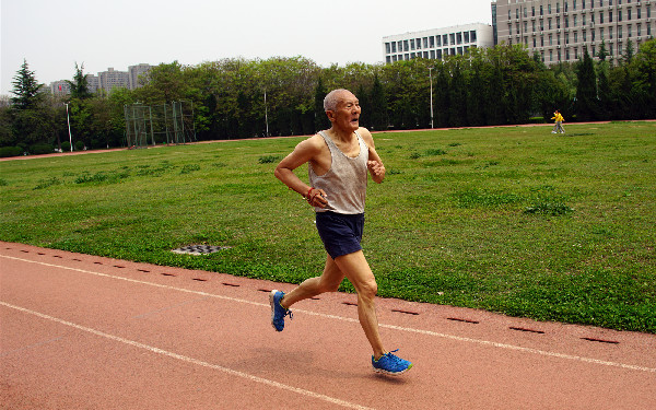 1分31秒！西安八旬老人400米跑坚持了10年 曾参加全国第一届少年运动会  