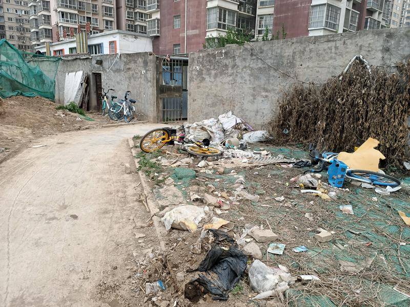 西安未央区瑞景华庭西门便道堆满垃圾 物业和社区都不管