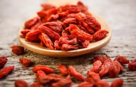 长期饮用枸杞真的有用吗？人到中年就应该多喝？