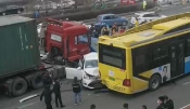 哈尔滨一辆重型半挂牵引车连撞21车 已致两人受伤