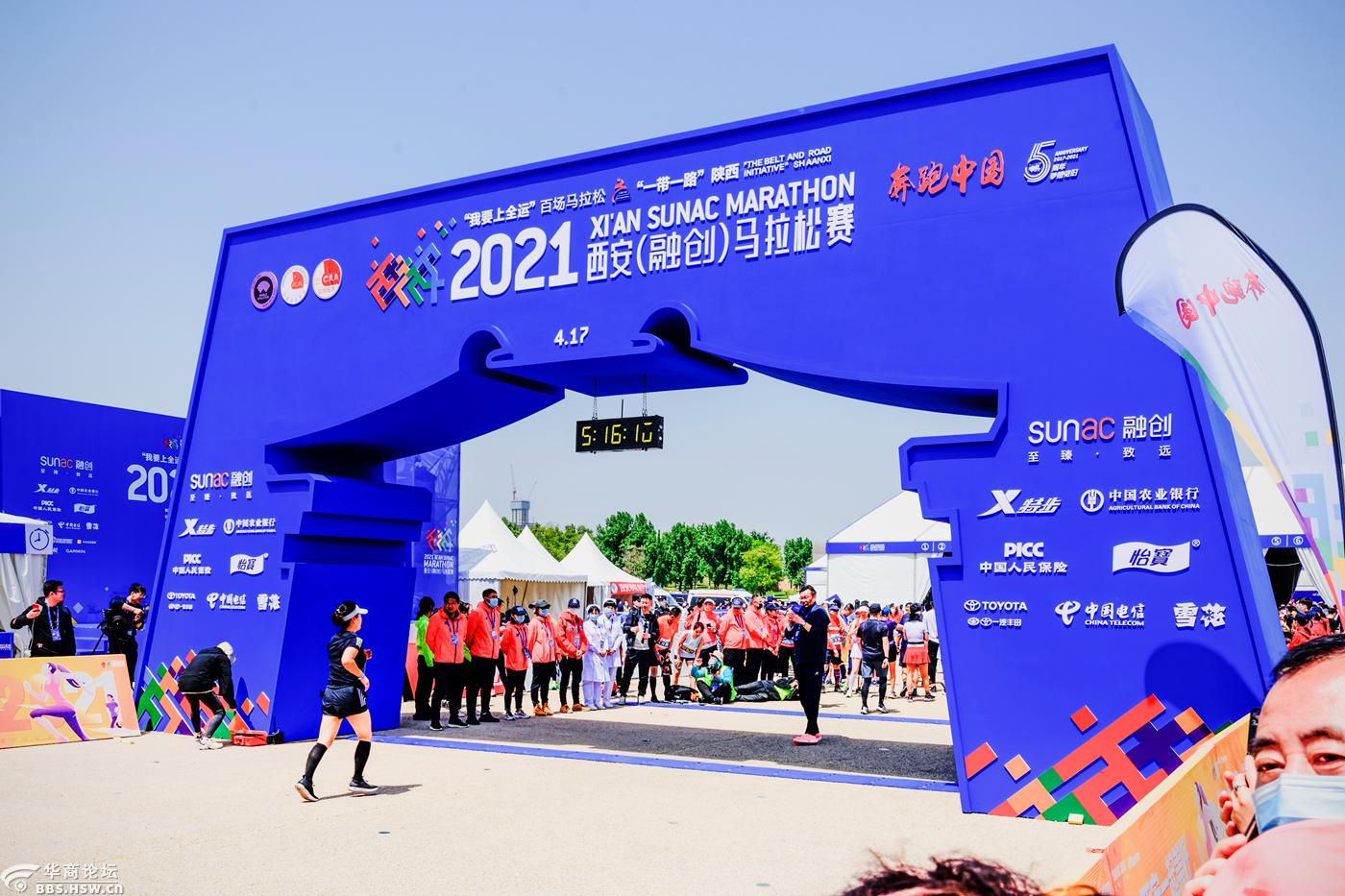 用镜头记录2021西马赛事上那些挥洒汗水挑战极限运动员的精彩瞬间