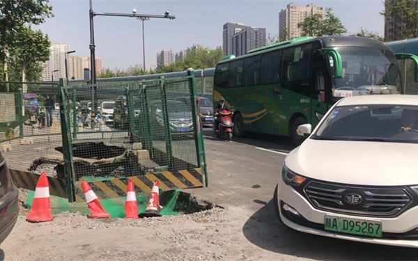 西安凤城明珠小区门口路面塌陷 业主不敢开车出门