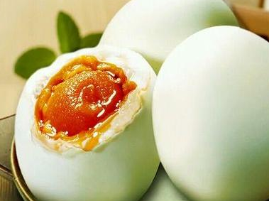 咸鸭蛋到底有没有伤害  注意这3类人不且吃咸鸭蛋