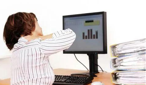 电脑族容易被颈椎病痛苦折磨 5个好方法帮你远离颈椎病困扰