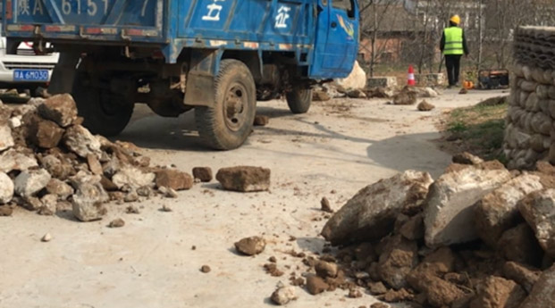 蓝田农村开民宿遇上村干部垃圾堵路，咋办？